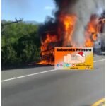 Posibles muertos: Ahora en el número, dos vehículos impactan y se incendian, ver video 👇