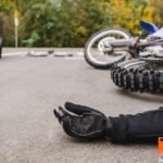 Muere motorista y mujer resulta herida en choque de un camión y una motocicleta